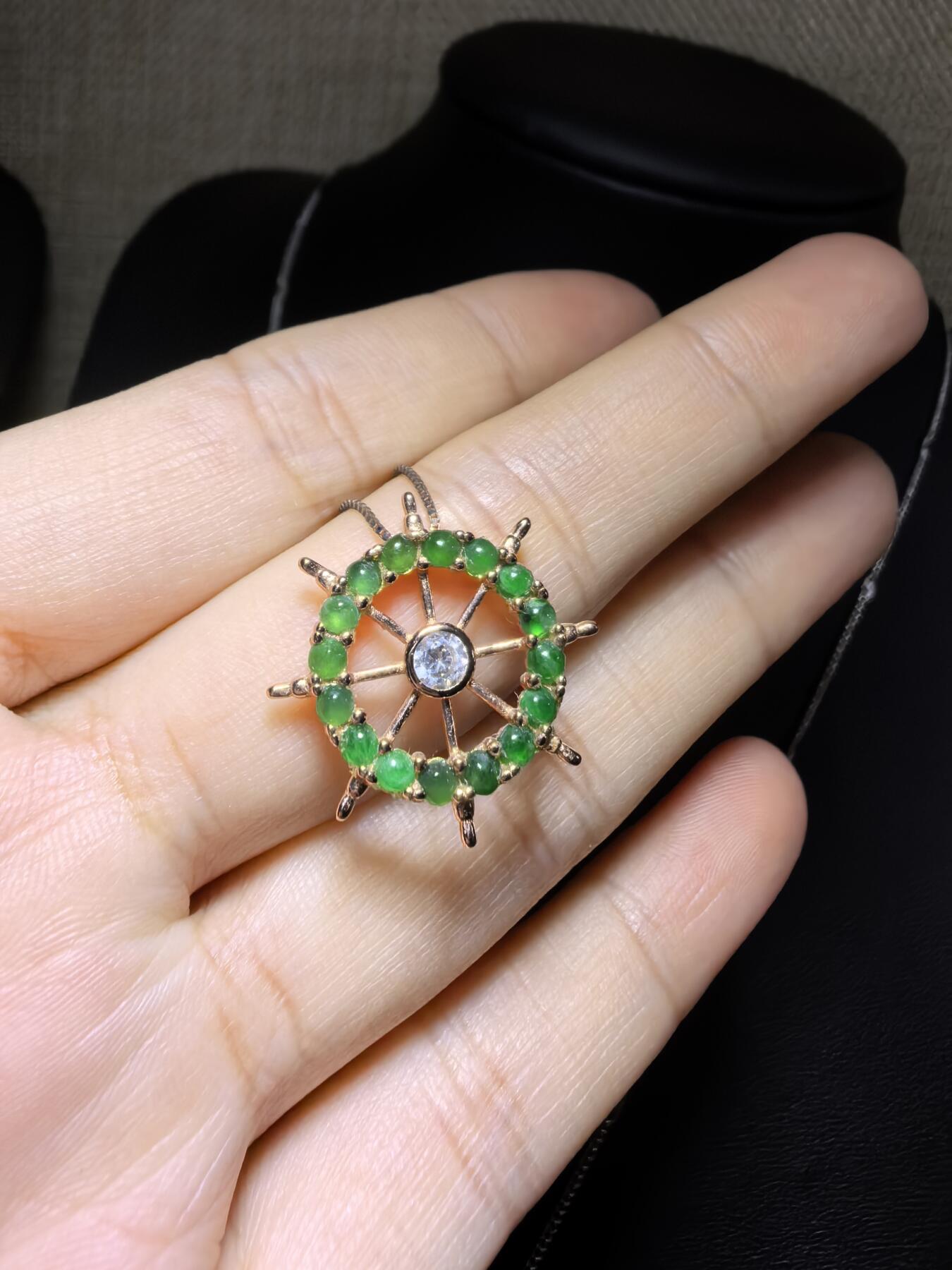 纯天然A货翡翠群镶吊坠挂件项链女款，裸石颗颗精选，胶质感十足，尺寸含镶嵌：2.1cm*0.4cm