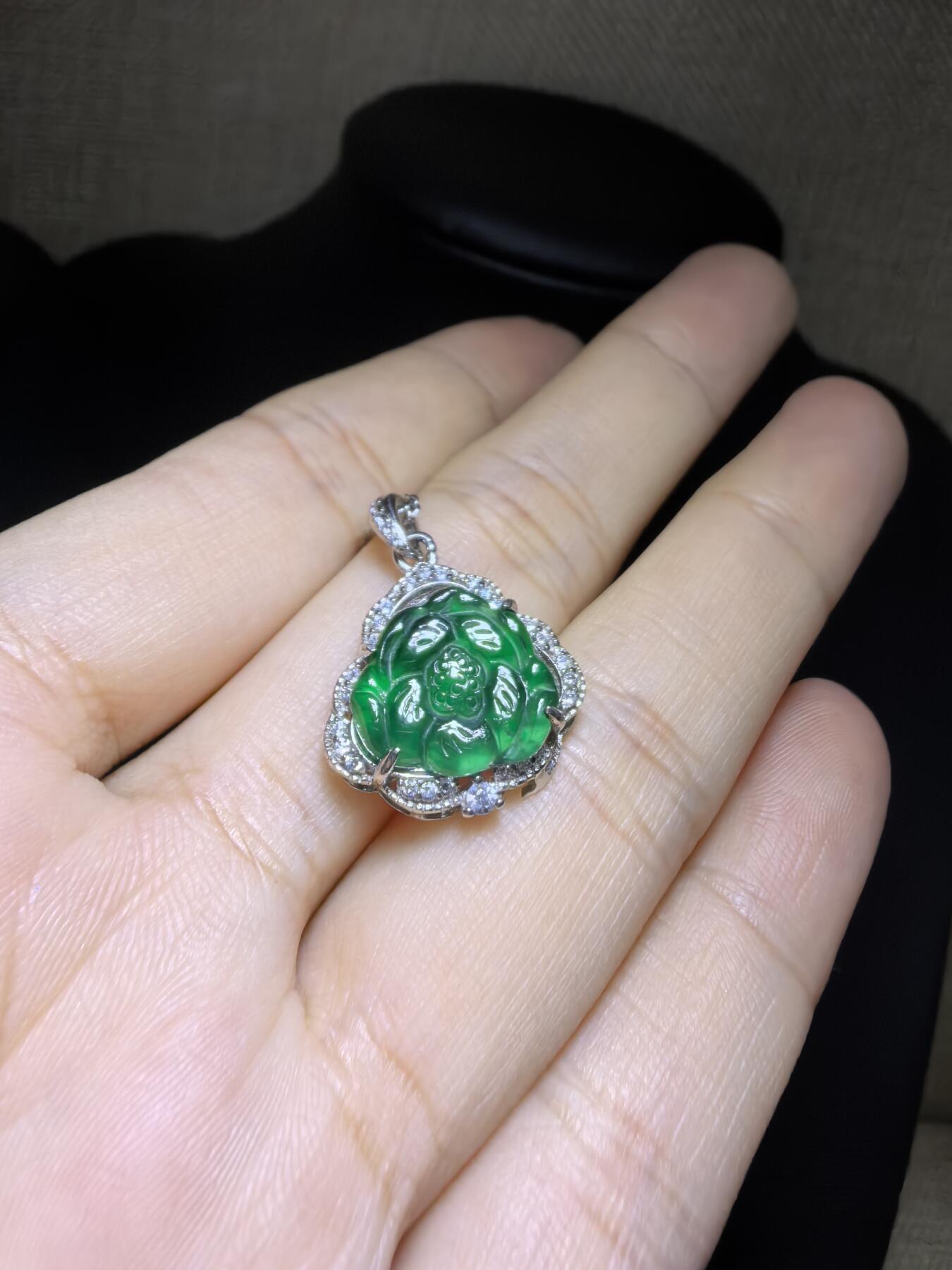 纯天然A货翡翠老辣绿花开富贵吊坠挂件项链女款，裸石冰透水润，精致小巧女人味十足，银镶。尺寸含镶嵌：1.6cm*1.7cm*0.5cm