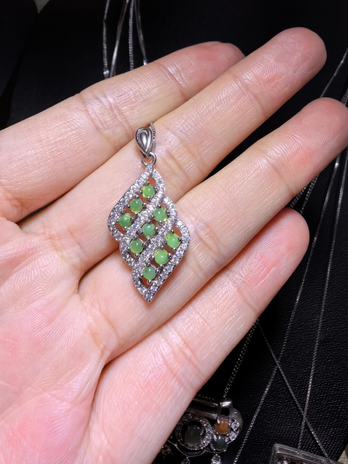 纯天然A货翡翠群镶挂件吊坠项链女款，尺寸：2.7cm*1.3cm实物实拍。