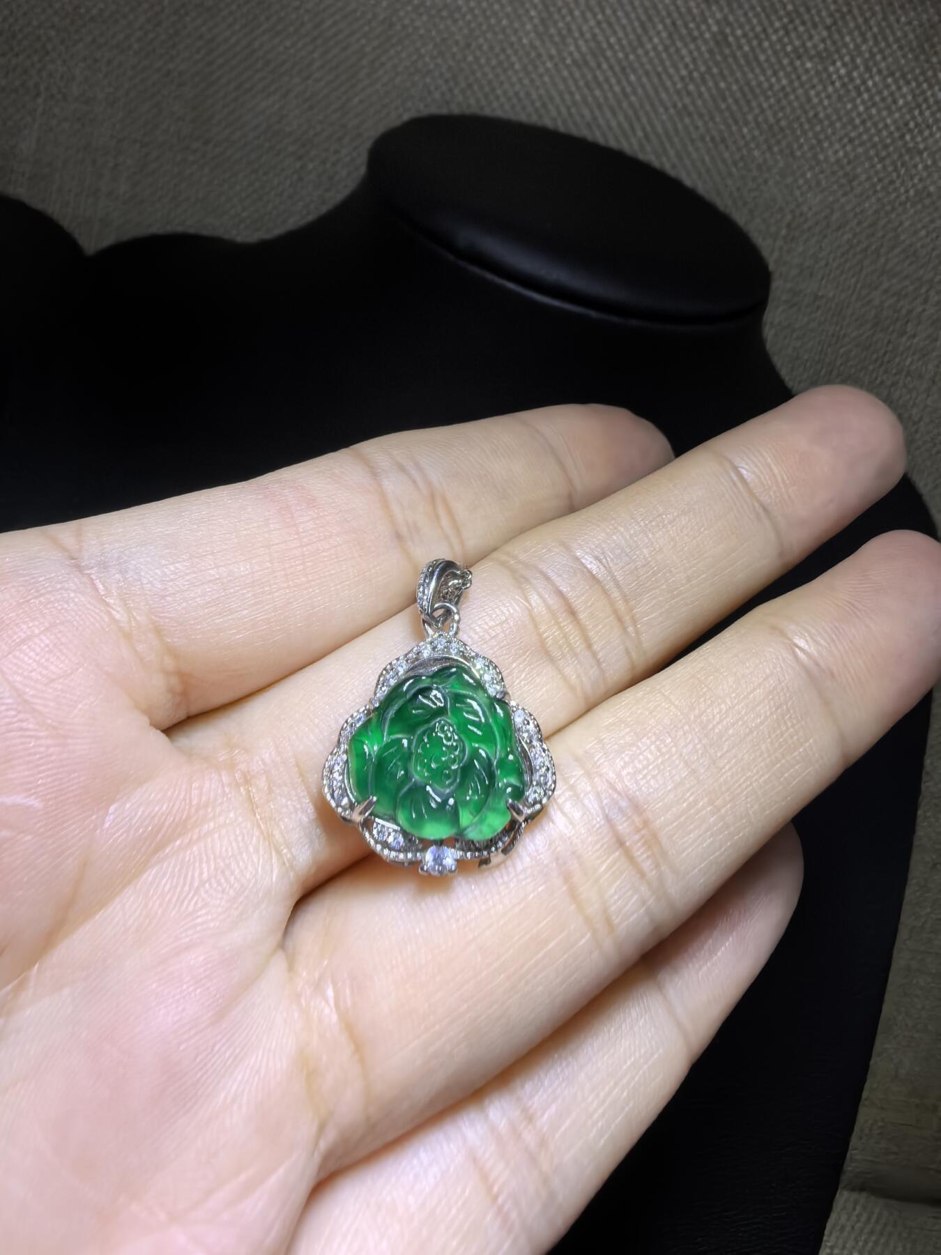 纯天然A货翡翠老辣绿花开富贵吊坠挂件项链女款，裸石冰透水润，精致小巧女人味十足，银镶。尺寸含镶嵌：1.6cm*1.7cm*0.5cm