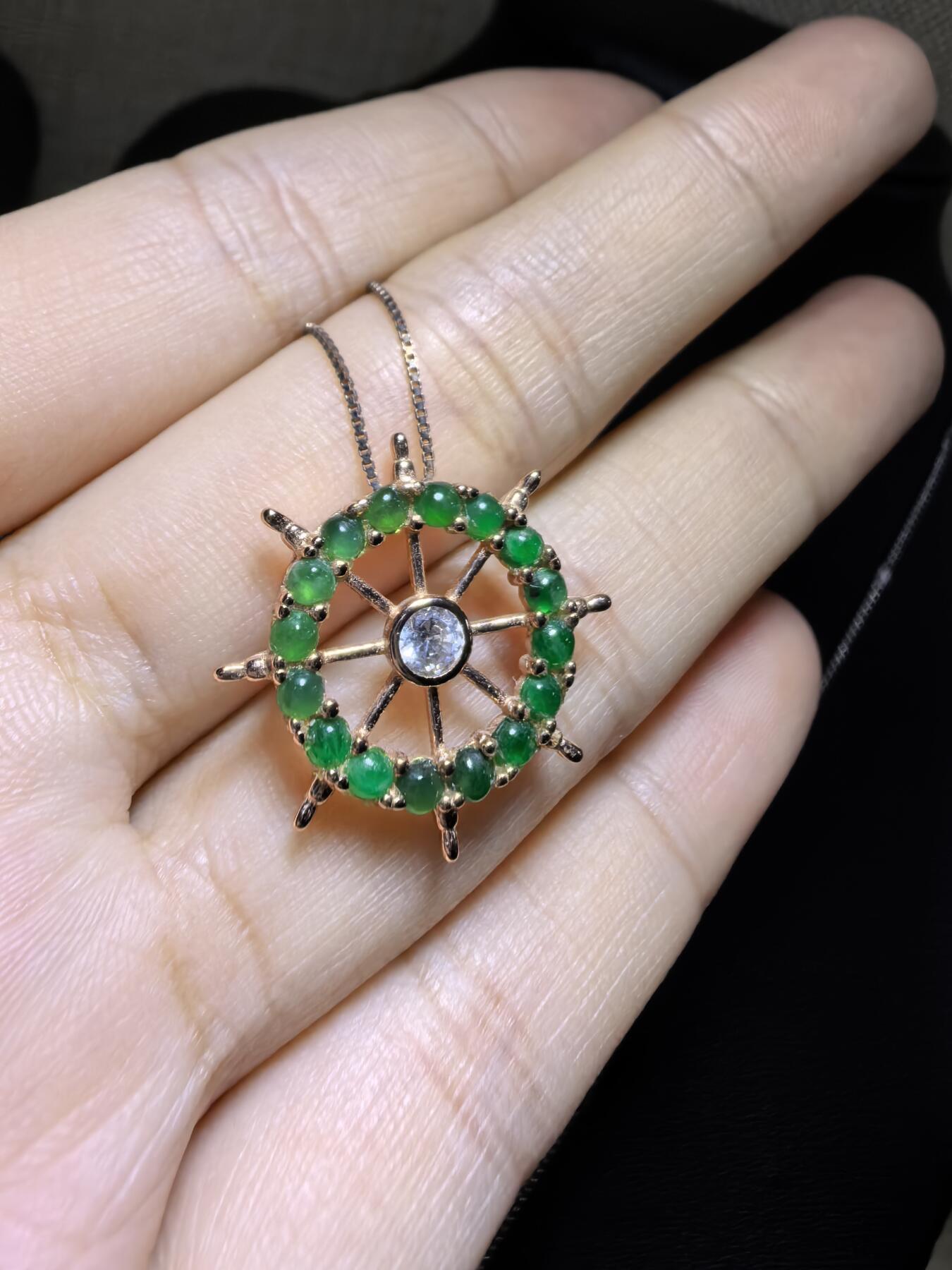 纯天然A货翡翠群镶吊坠挂件项链女款，裸石颗颗精选，胶质感十足，尺寸含镶嵌：2.1cm*0.4cm
