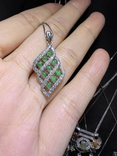 纯天然A货翡翠群镶挂件吊坠项链女款，尺寸：2.7cm*1.3cm实物实拍。