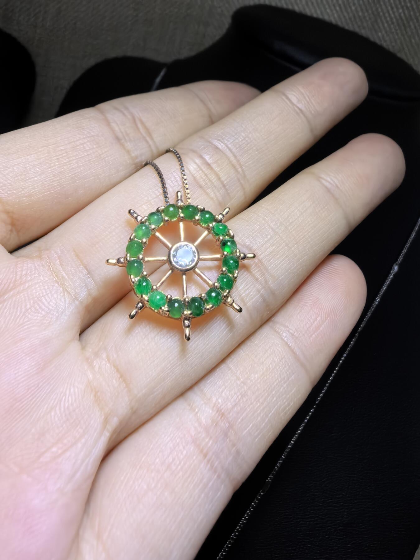 纯天然A货翡翠群镶吊坠挂件项链女款，裸石颗颗精选，胶质感十足，尺寸含镶嵌：2.1cm*0.4cm