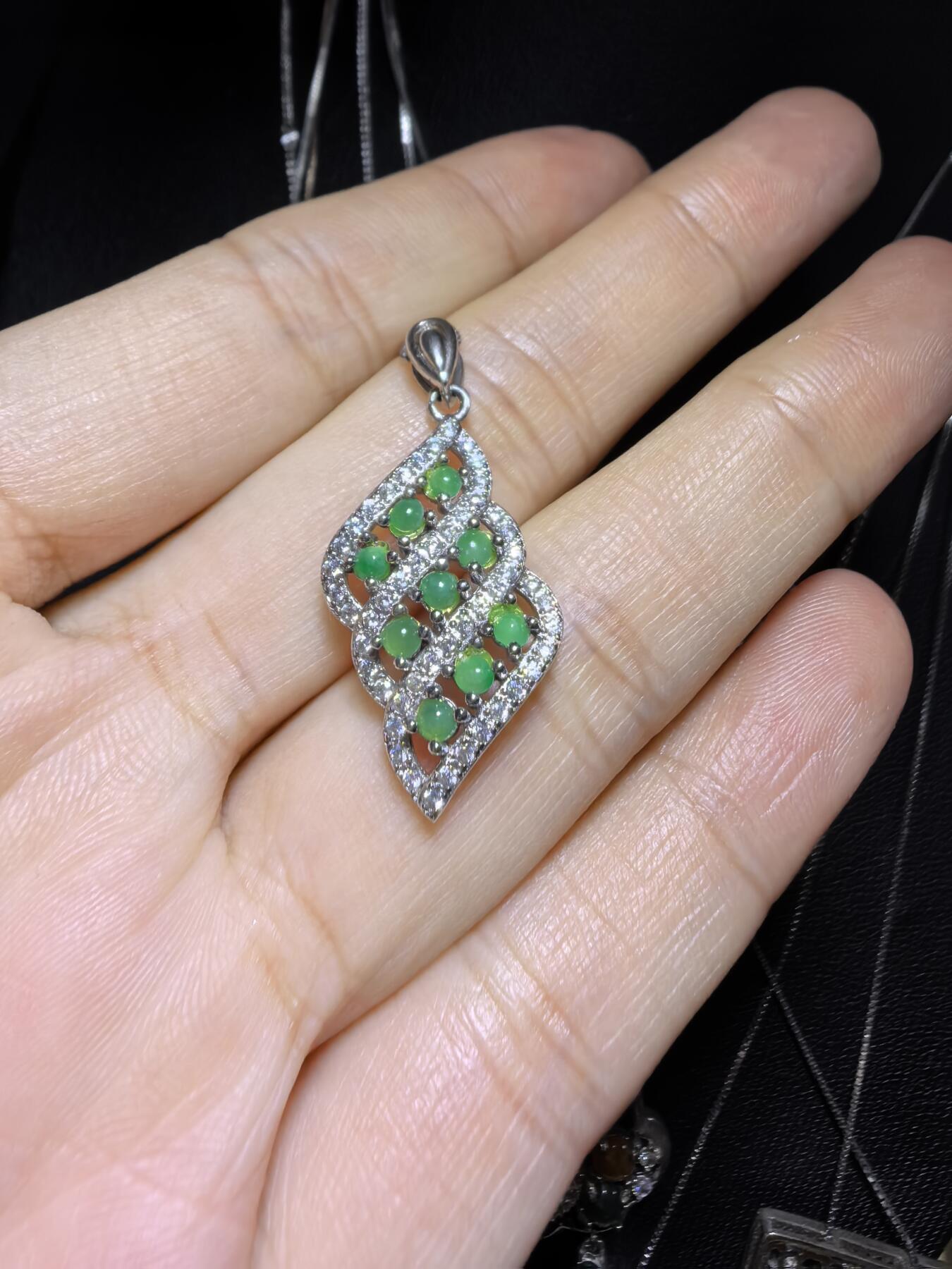 纯天然A货翡翠群镶挂件吊坠项链女款，尺寸：2.7cm*1.3cm实物实拍。