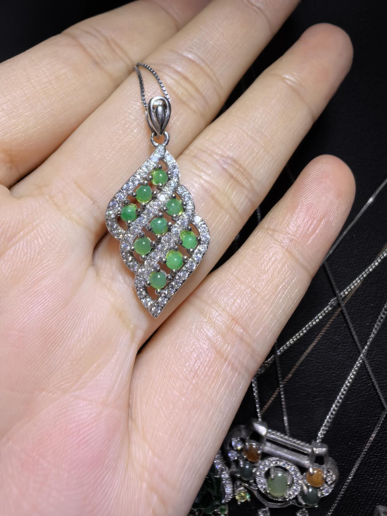 纯天然A货翡翠群镶挂件吊坠项链女款，尺寸：2.7cm*1.3cm实物实拍。