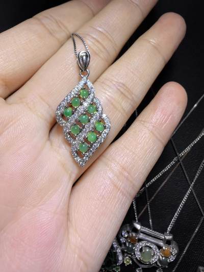 纯天然A货翡翠群镶挂件吊坠项链女款，尺寸：2.7cm*1.3cm实物实拍。