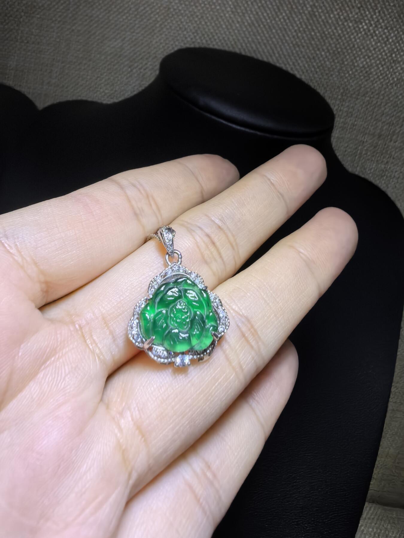 纯天然A货翡翠老辣绿花开富贵吊坠挂件项链女款，裸石冰透水润，精致小巧女人味十足，银镶。尺寸含镶嵌：1.6cm*1.7cm*0.5cm
