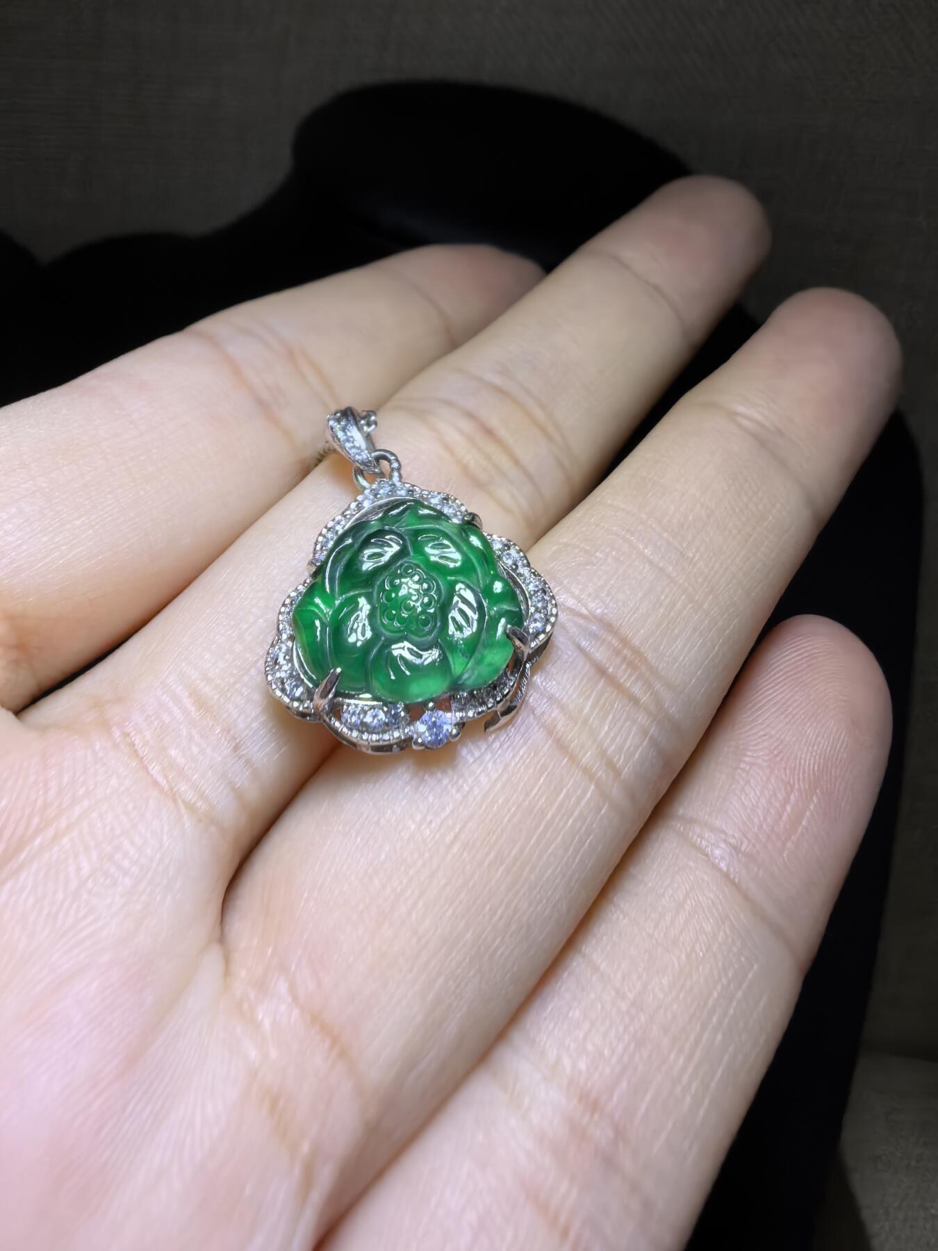 纯天然A货翡翠老辣绿花开富贵吊坠挂件项链女款，裸石冰透水润，精致小巧女人味十足，银镶。尺寸含镶嵌：1.6cm*1.7cm*0.5cm