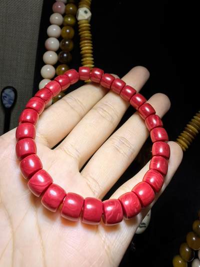 深海瑰宝中国红男女款佛珠手直切。尺寸：0.8cm*0.7cm