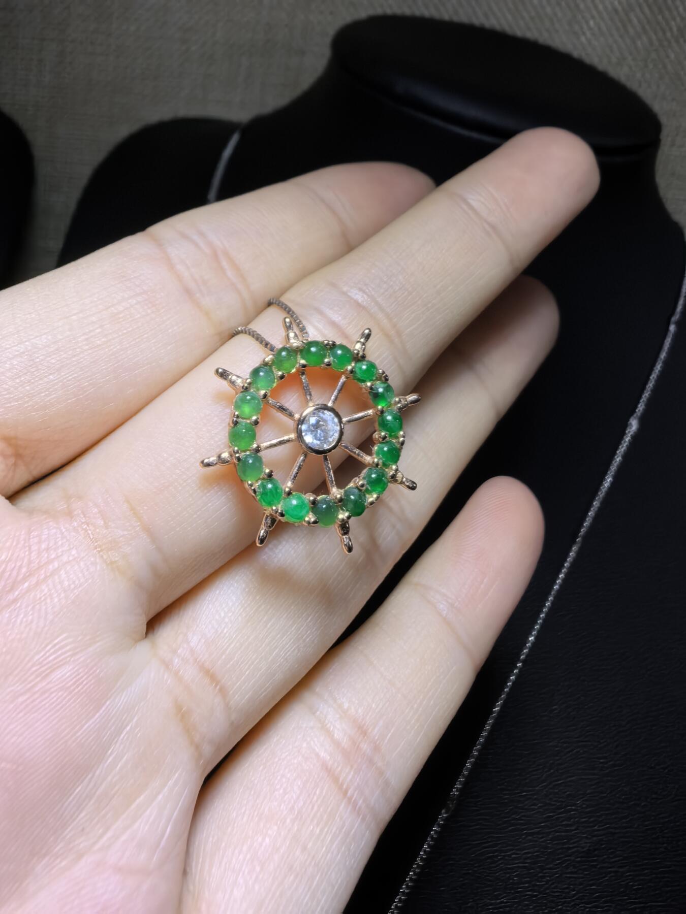 纯天然A货翡翠群镶吊坠挂件项链女款，裸石颗颗精选，胶质感十足，尺寸含镶嵌：2.1cm*0.4cm