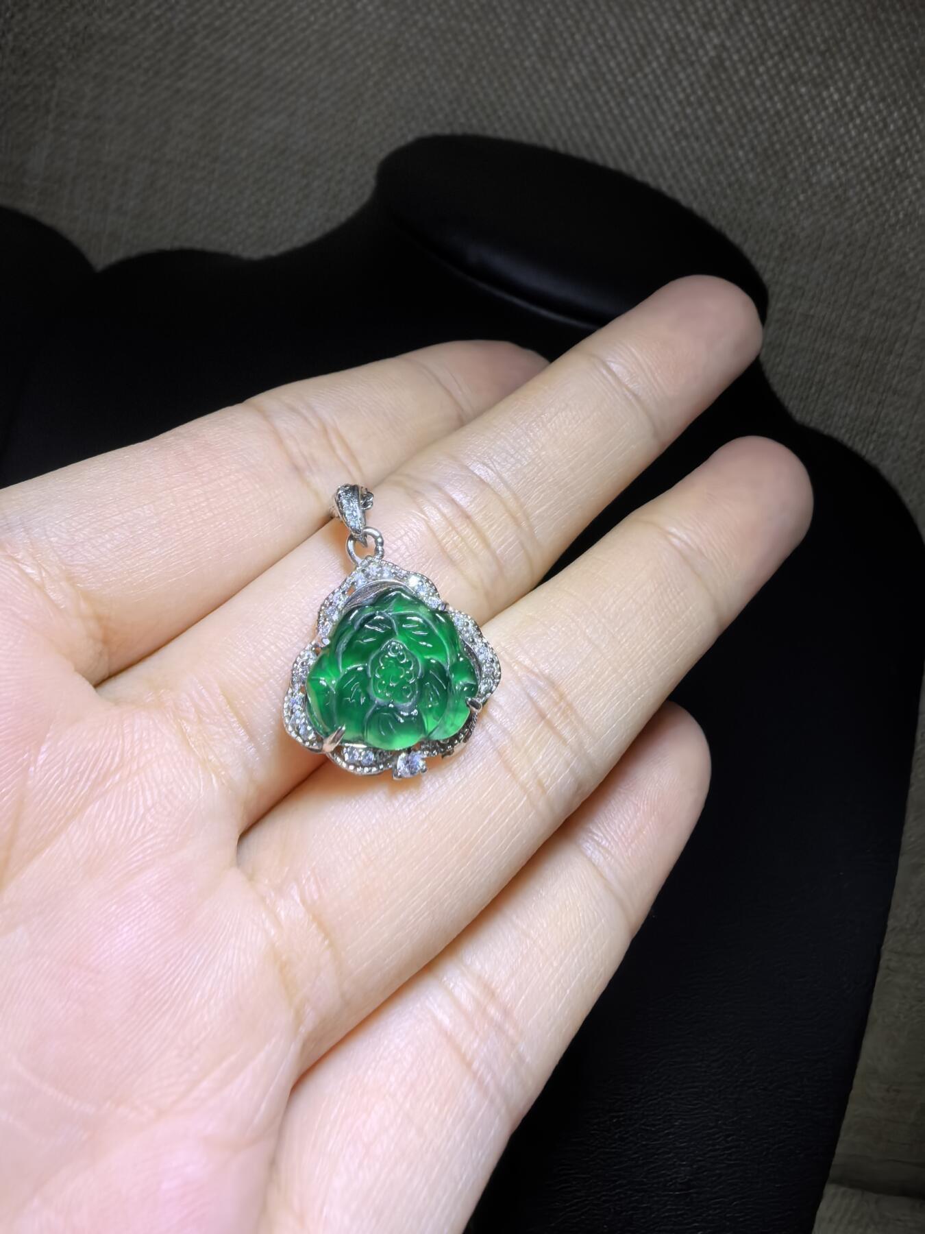 纯天然A货翡翠老辣绿花开富贵吊坠挂件项链女款，裸石冰透水润，精致小巧女人味十足，银镶。尺寸含镶嵌：1.6cm*1.7cm*0.5cm