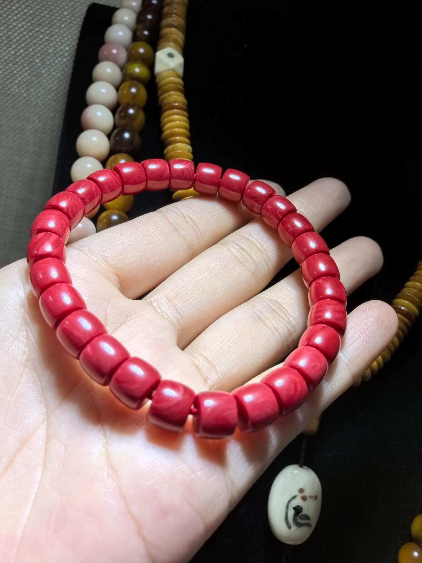 深海瑰宝中国红男女款佛珠手直切。尺寸：0.8cm*0.7cm