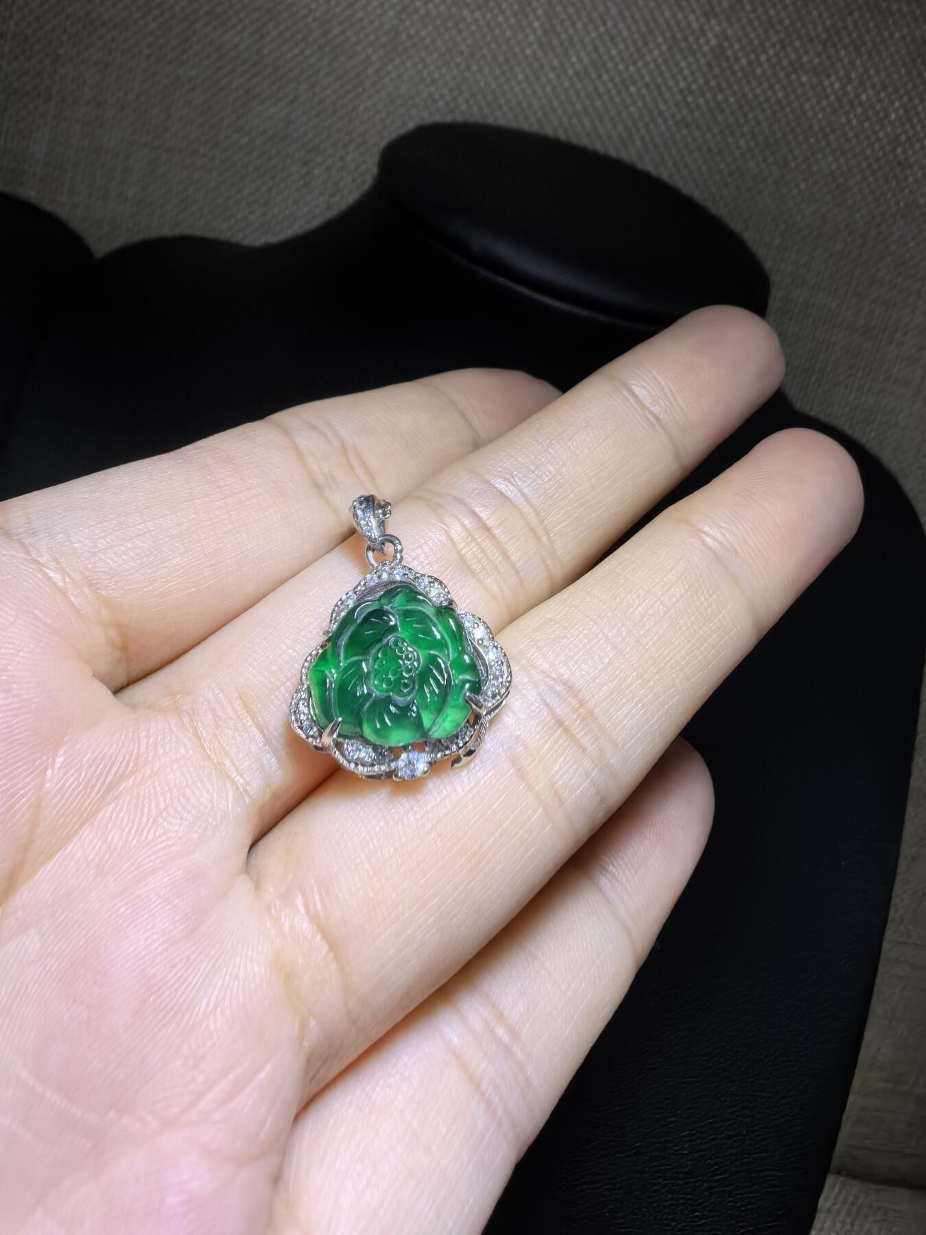 纯天然A货翡翠老辣绿花开富贵吊坠挂件项链女款，裸石冰透水润，精致小巧女人味十足，银镶。尺寸含镶嵌：1.6cm*1.7cm*0.5cm