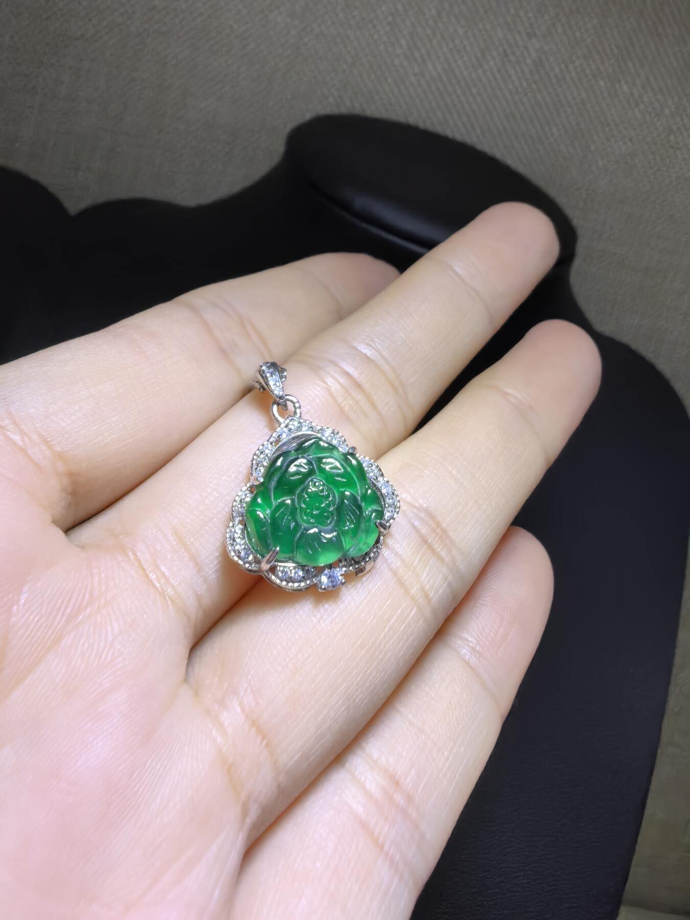 纯天然A货翡翠老辣绿花开富贵吊坠挂件项链女款，裸石冰透水润，精致小巧女人味十足，银镶。尺寸含镶嵌：1.6cm*1.7cm*0.5cm