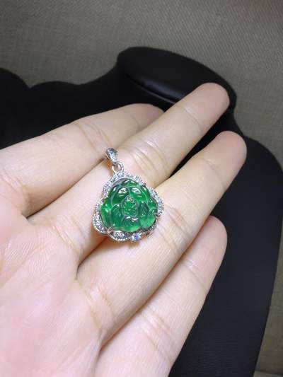 纯天然A货翡翠老辣绿花开富贵吊坠挂件项链女款，裸石冰透水润，精致小巧女人味十足，银镶。尺寸含镶嵌：1.6cm*1.7cm*0.5cm