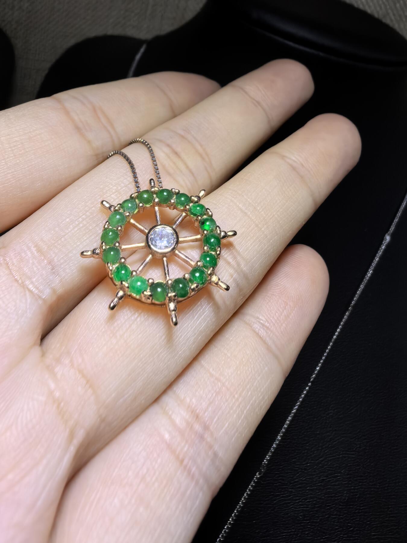 纯天然A货翡翠群镶吊坠挂件项链女款，裸石颗颗精选，胶质感十足，尺寸含镶嵌：2.1cm*0.4cm