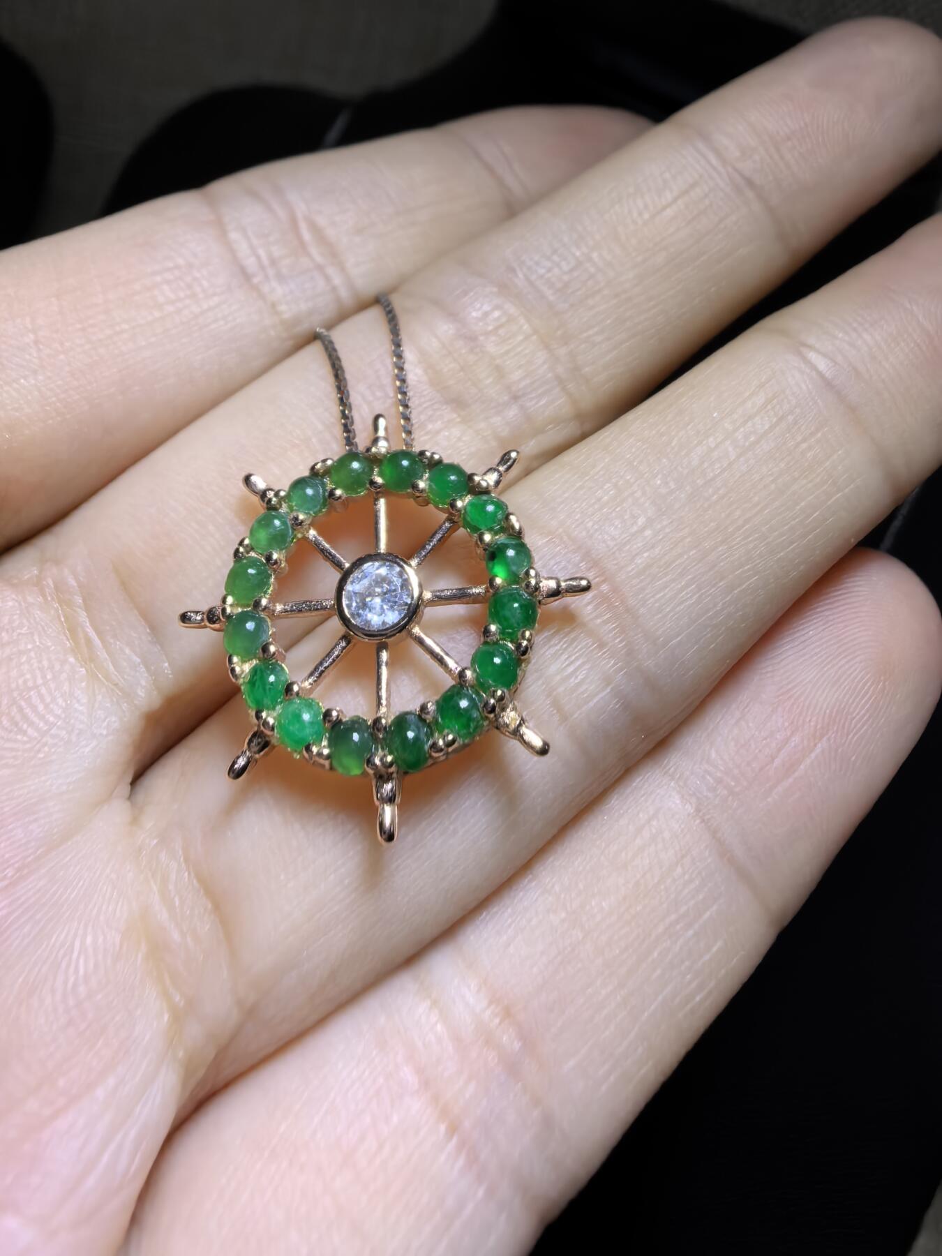 纯天然A货翡翠群镶吊坠挂件项链女款，裸石颗颗精选，胶质感十足，尺寸含镶嵌：2.1cm*0.4cm