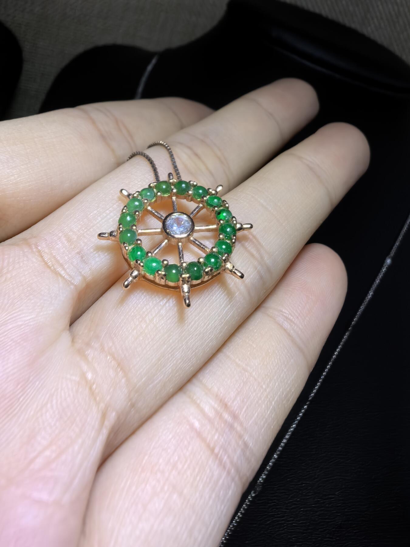 纯天然A货翡翠群镶吊坠挂件项链女款，裸石颗颗精选，胶质感十足，尺寸含镶嵌：2.1cm*0.4cm