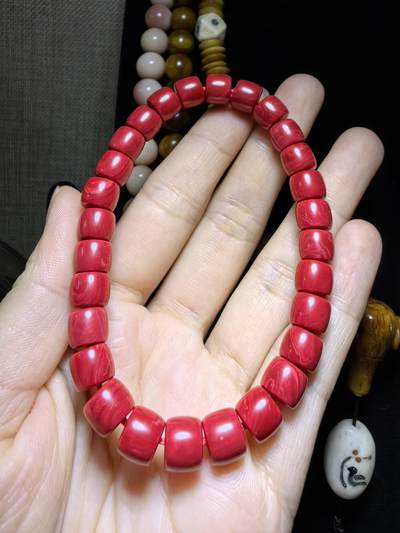 深海瑰宝中国红男女款佛珠手直切。尺寸：0.8cm*0.7cm
