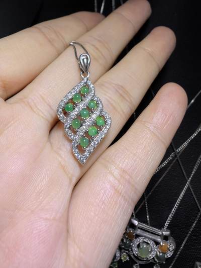 纯天然A货翡翠群镶挂件吊坠项链女款，尺寸：2.7cm*1.3cm实物实拍。