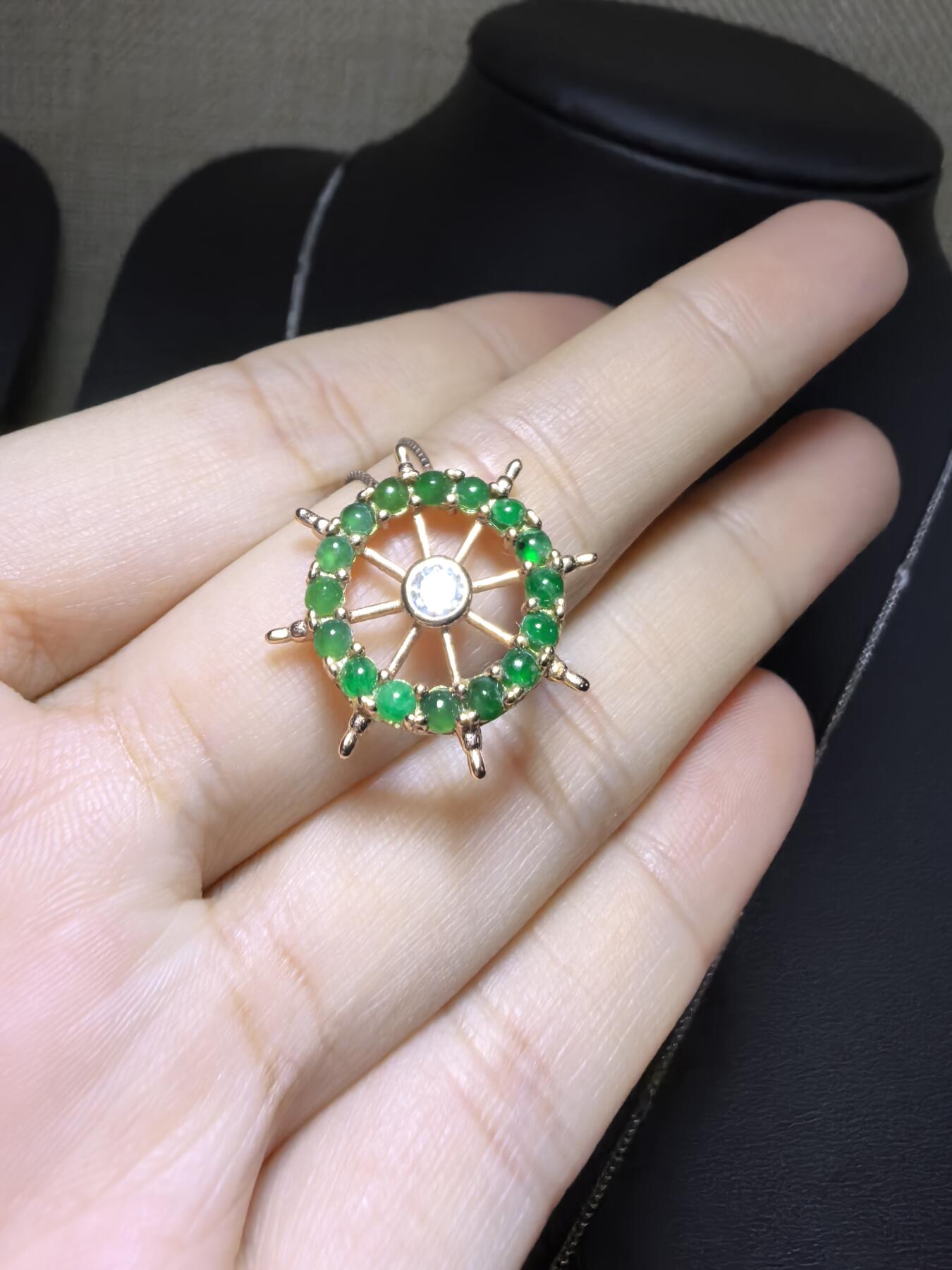 纯天然A货翡翠群镶吊坠挂件项链女款，裸石颗颗精选，胶质感十足，尺寸含镶嵌：2.1cm*0.4cm