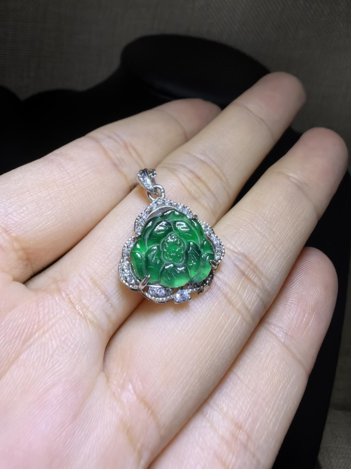 纯天然A货翡翠老辣绿花开富贵吊坠挂件项链女款，裸石冰透水润，精致小巧女人味十足，银镶。尺寸含镶嵌：1.6cm*1.7cm*0.5cm
