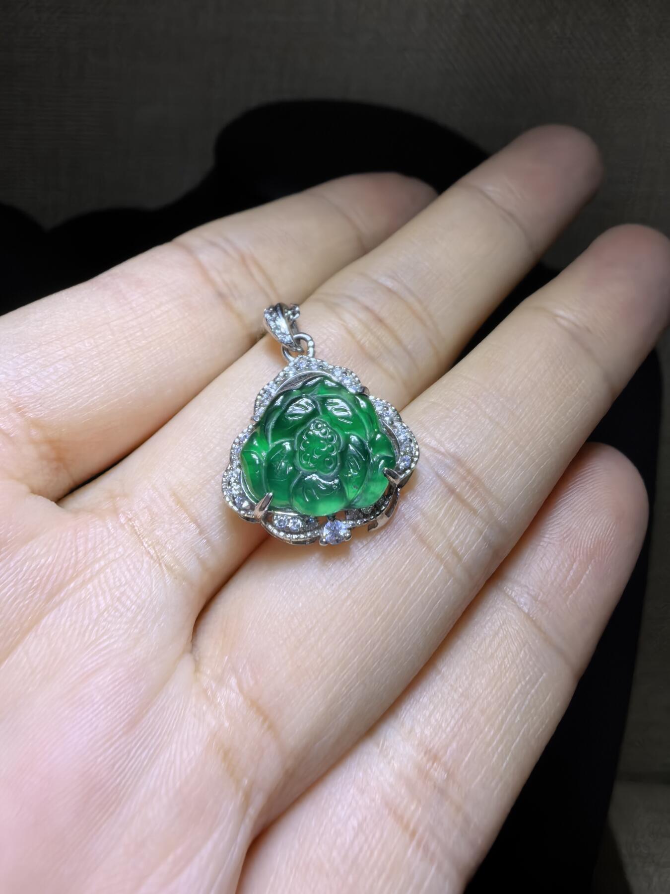 纯天然A货翡翠老辣绿花开富贵吊坠挂件项链女款，裸石冰透水润，精致小巧女人味十足，银镶。尺寸含镶嵌：1.6cm*1.7cm*0.5cm