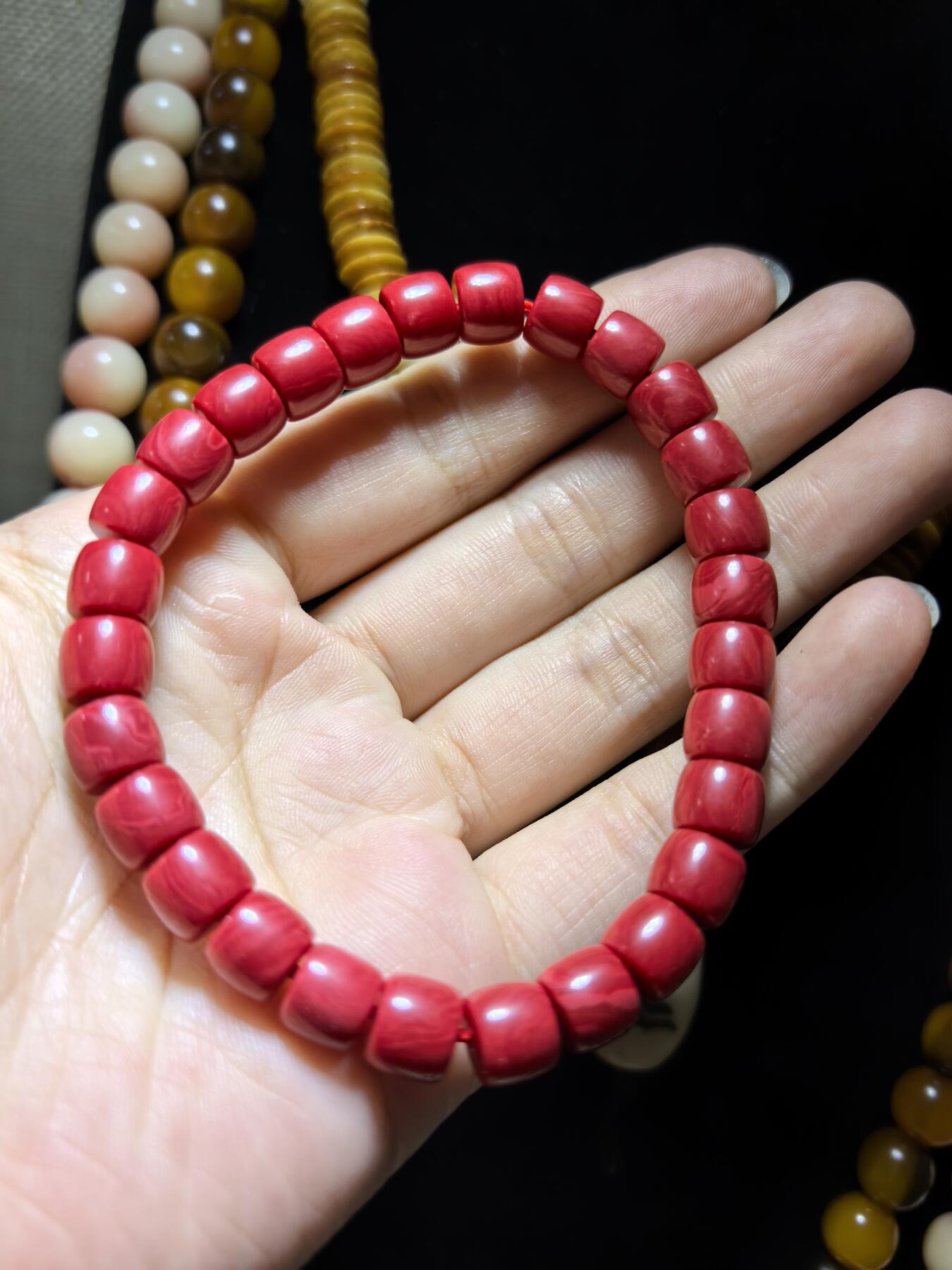 深海瑰宝中国红男女款佛珠手直切。尺寸：0.8cm*0.7cm