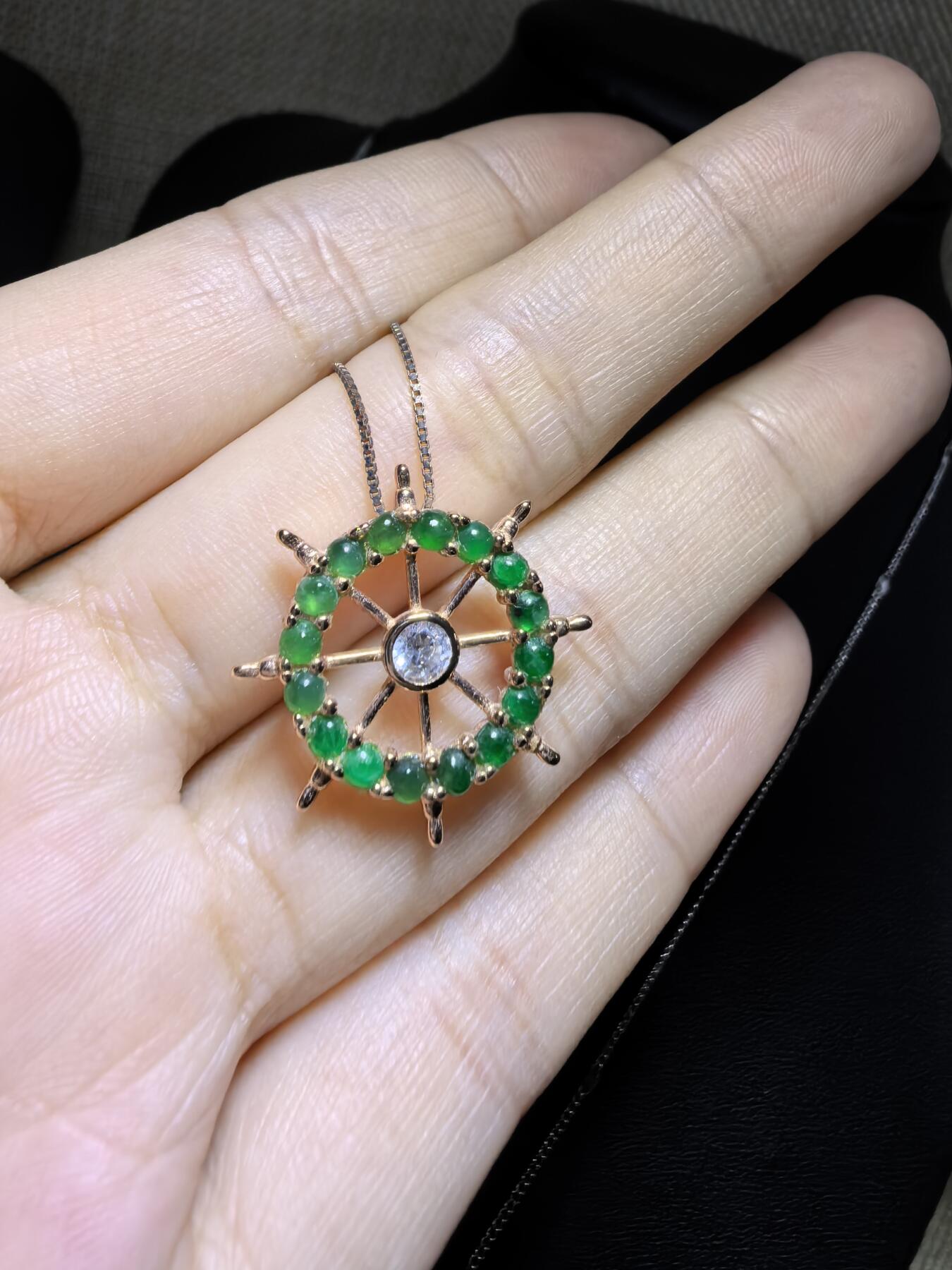 纯天然A货翡翠群镶吊坠挂件项链女款，裸石颗颗精选，胶质感十足，尺寸含镶嵌：2.1cm*0.4cm