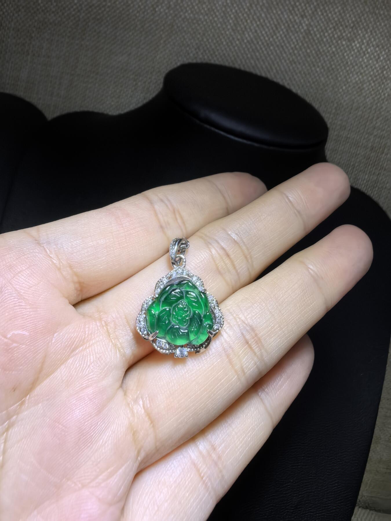 纯天然A货翡翠老辣绿花开富贵吊坠挂件项链女款，裸石冰透水润，精致小巧女人味十足，银镶。尺寸含镶嵌：1.6cm*1.7cm*0.5cm