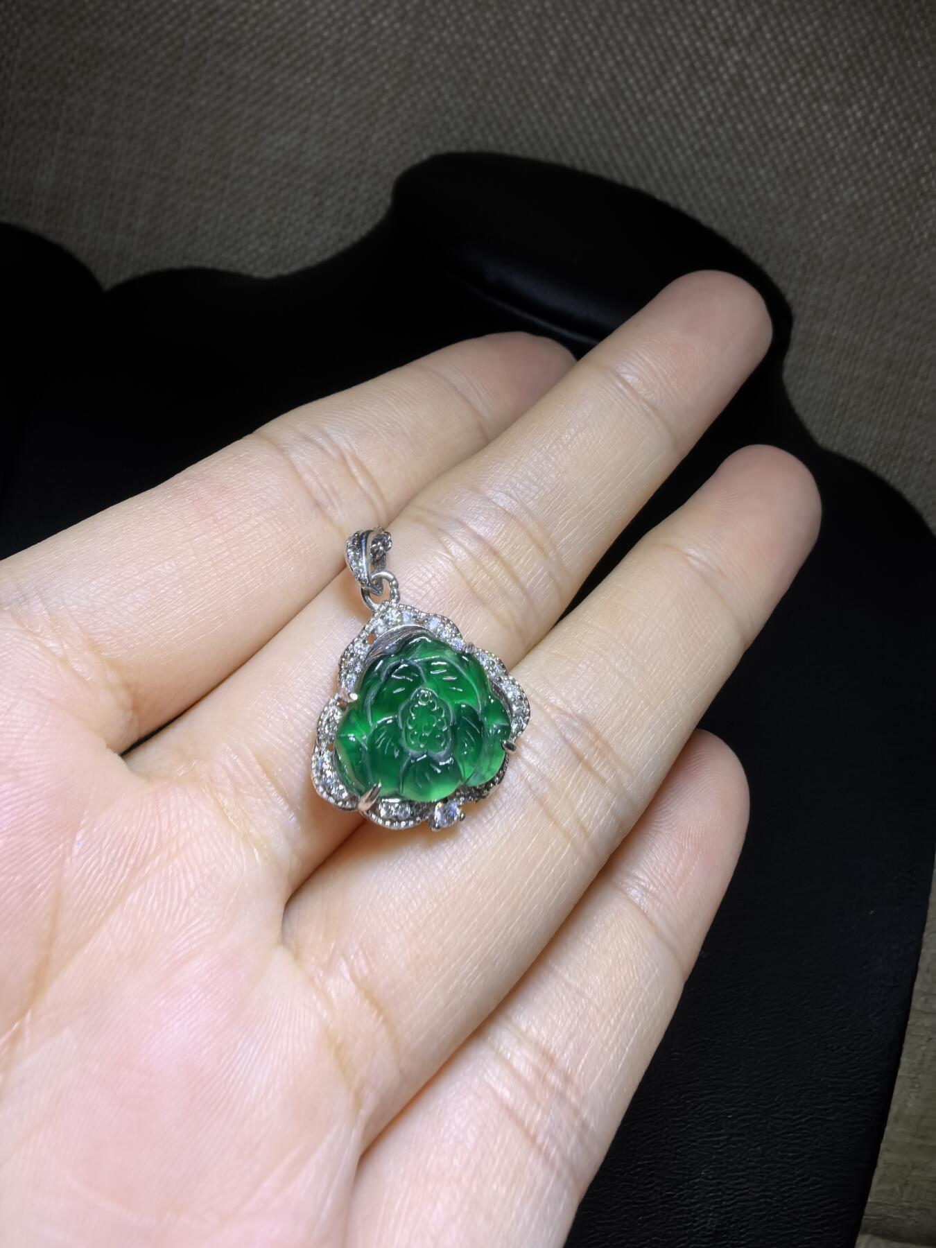 纯天然A货翡翠老辣绿花开富贵吊坠挂件项链女款，裸石冰透水润，精致小巧女人味十足，银镶。尺寸含镶嵌：1.6cm*1.7cm*0.5cm