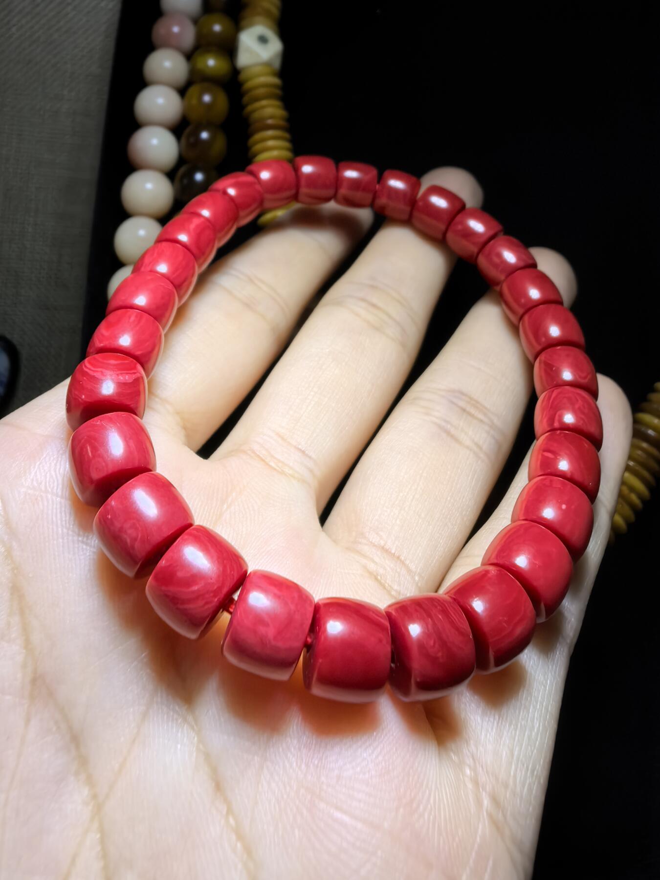 深海瑰宝中国红男女款佛珠手直切。尺寸：0.8cm*0.7cm