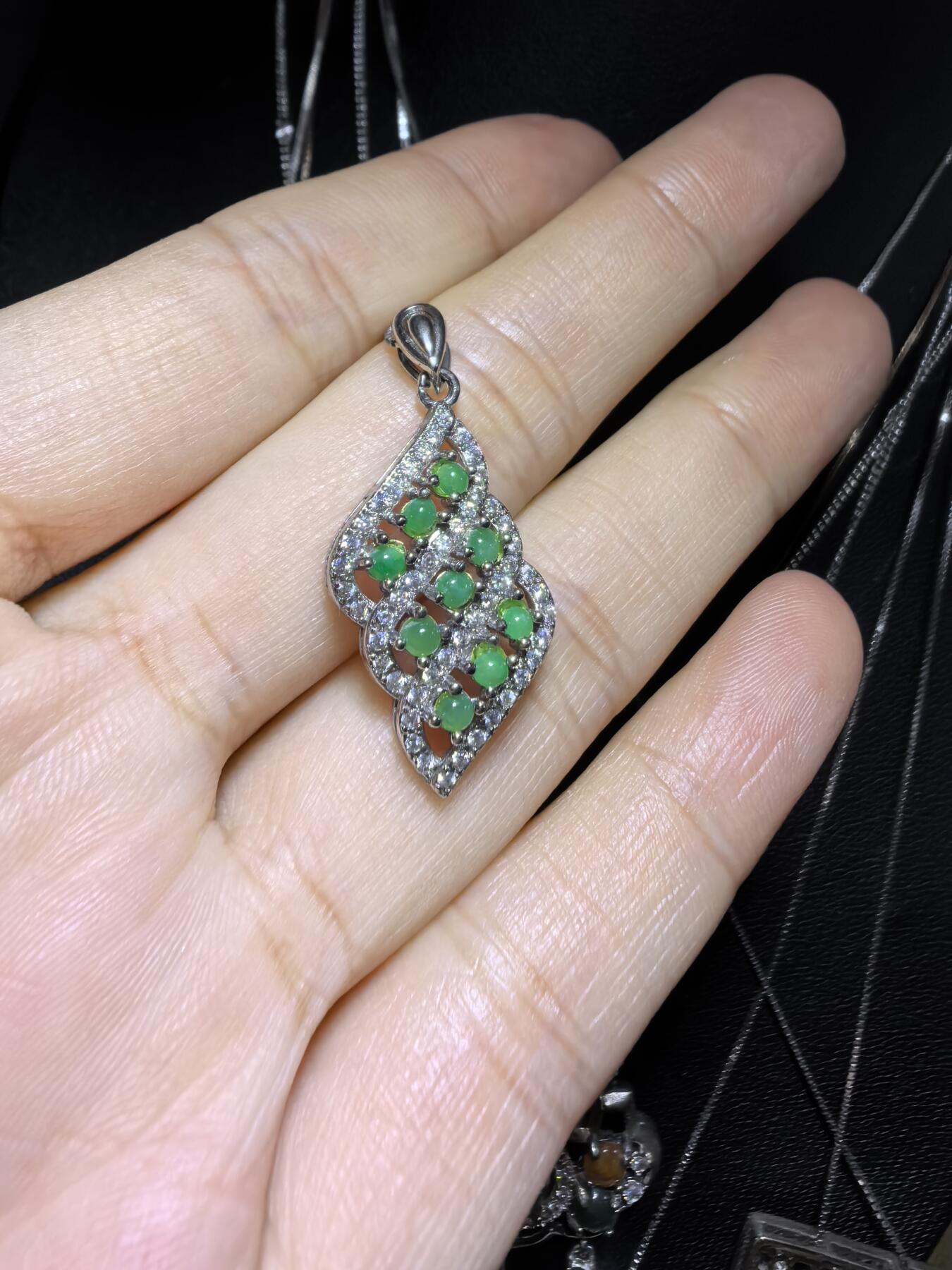 纯天然A货翡翠群镶挂件吊坠项链女款，尺寸：2.7cm*1.3cm实物实拍。