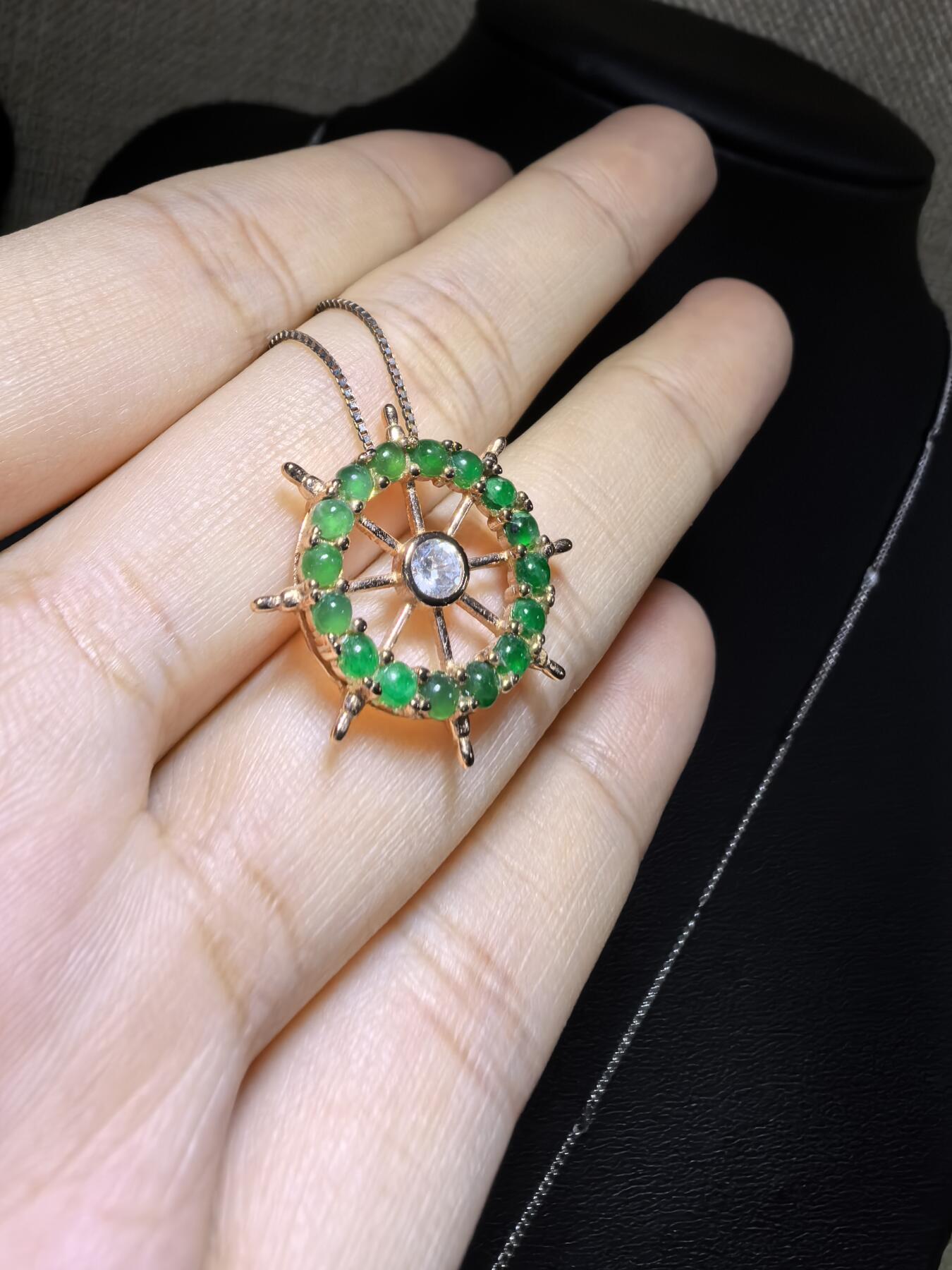 纯天然A货翡翠群镶吊坠挂件项链女款，裸石颗颗精选，胶质感十足，尺寸含镶嵌：2.1cm*0.4cm