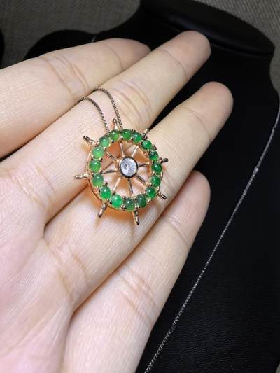 纯天然A货翡翠群镶吊坠挂件项链女款，裸石颗颗精选，胶质感十足，尺寸含镶嵌：2.1cm*0.4cm