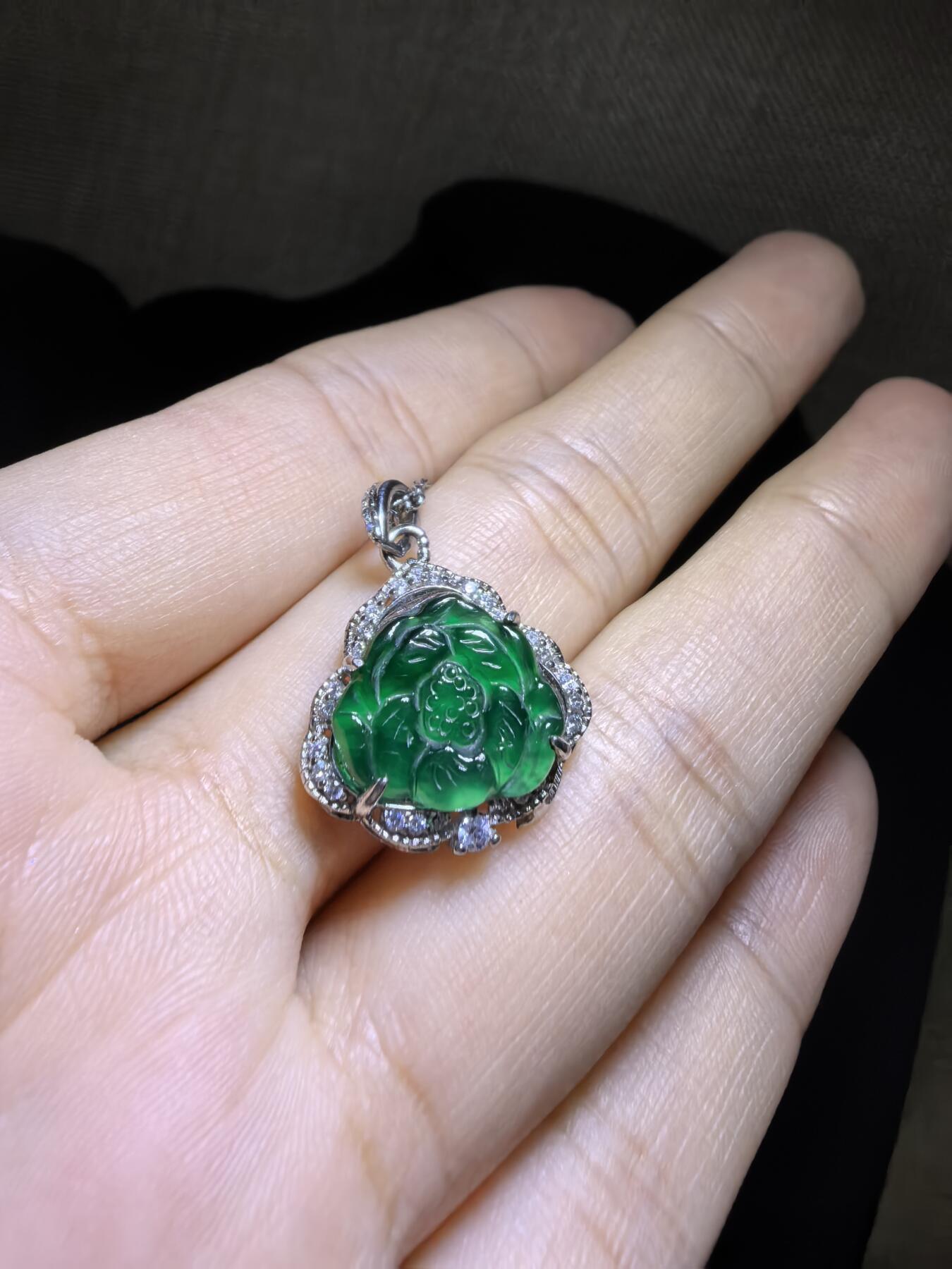 纯天然A货翡翠老辣绿花开富贵吊坠挂件项链女款，裸石冰透水润，精致小巧女人味十足，银镶。尺寸含镶嵌：1.6cm*1.7cm*0.5cm