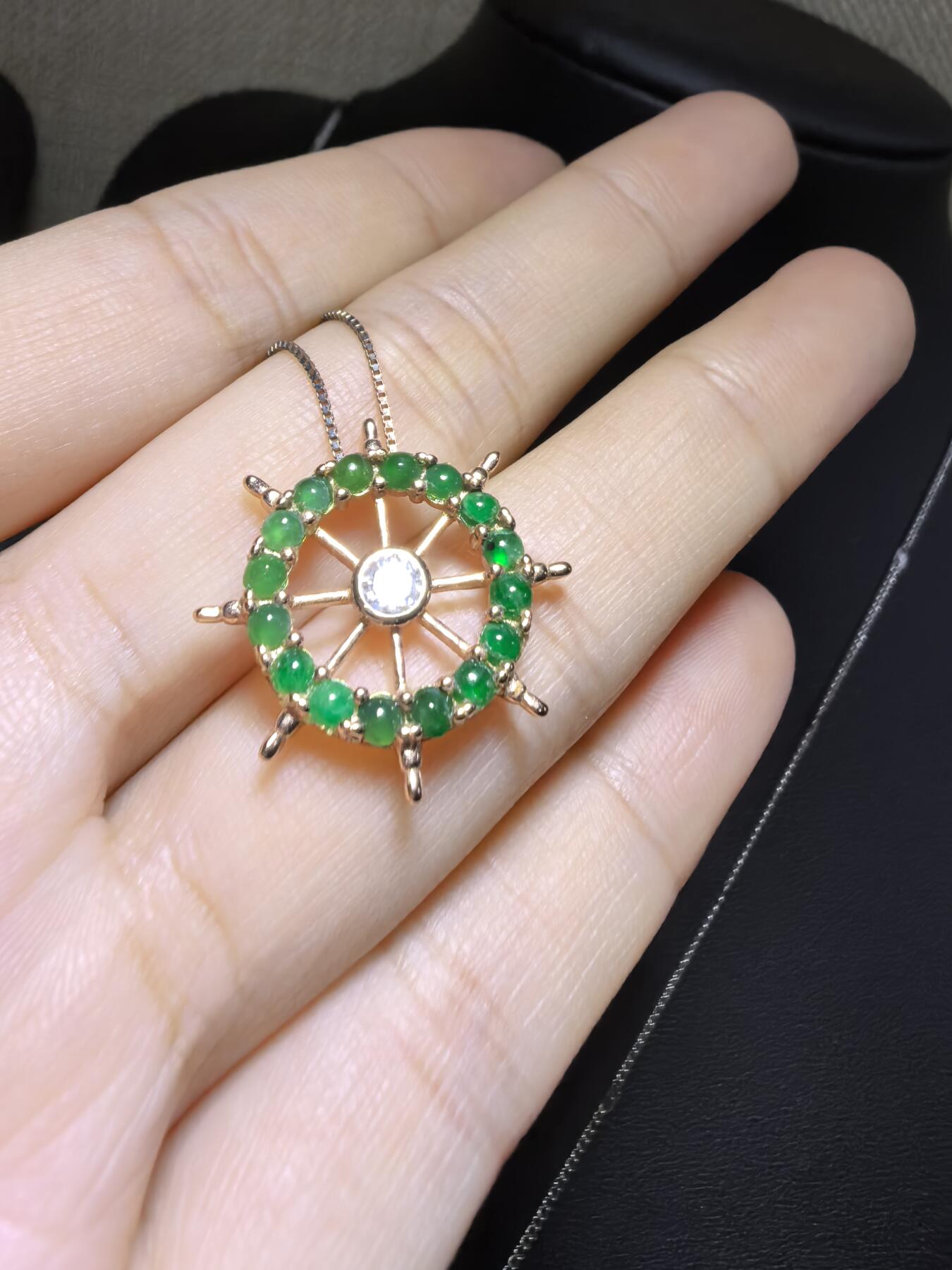 纯天然A货翡翠群镶吊坠挂件项链女款，裸石颗颗精选，胶质感十足，尺寸含镶嵌：2.1cm*0.4cm