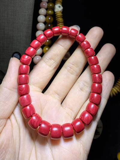 深海瑰宝中国红男女款佛珠手直切。尺寸：0.8cm*0.7cm