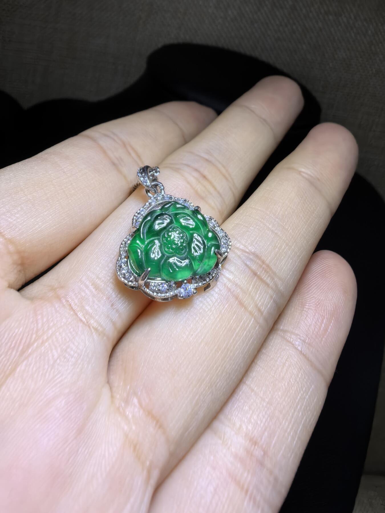 纯天然A货翡翠老辣绿花开富贵吊坠挂件项链女款，裸石冰透水润，精致小巧女人味十足，银镶。尺寸含镶嵌：1.6cm*1.7cm*0.5cm