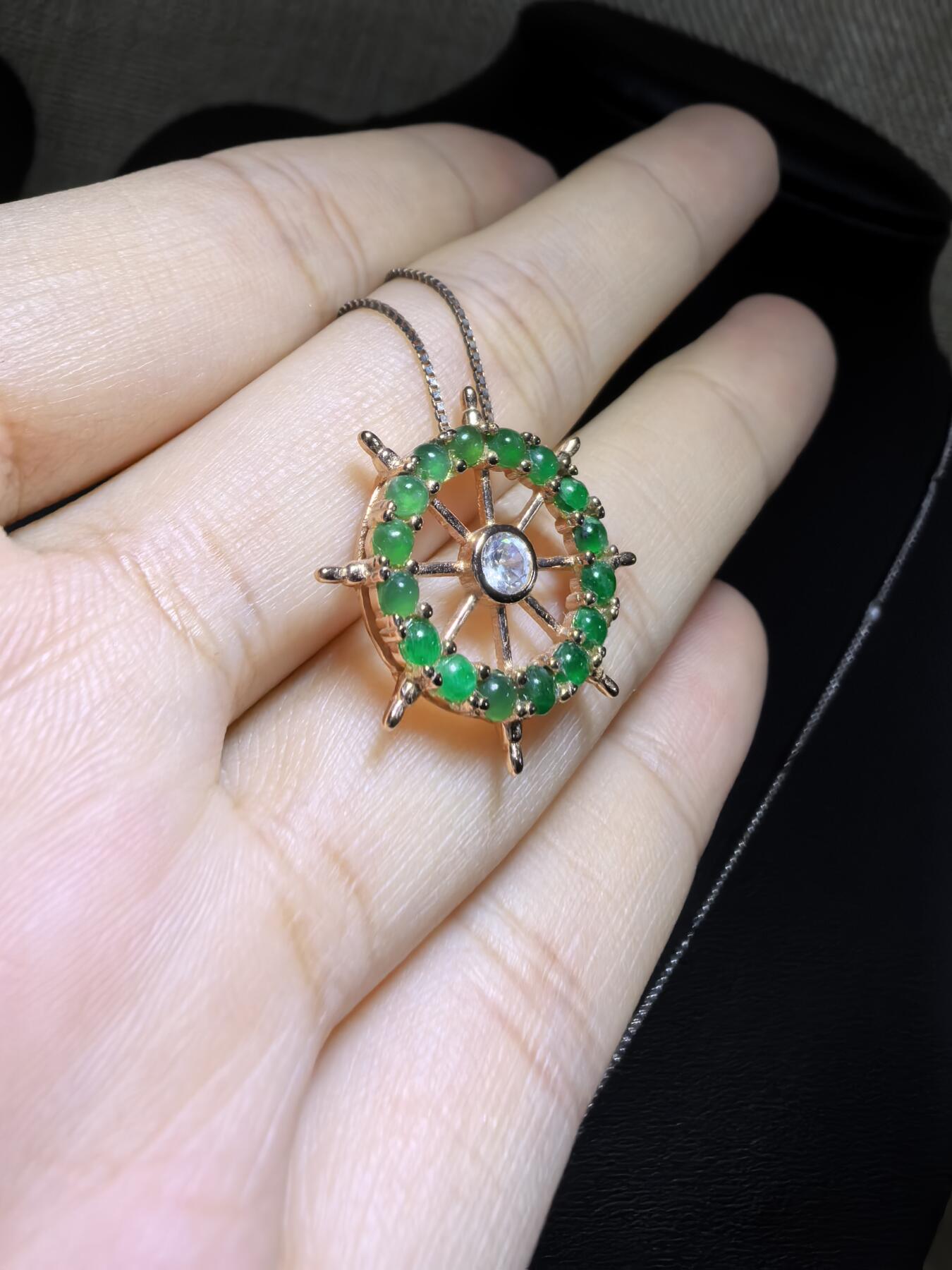 纯天然A货翡翠群镶吊坠挂件项链女款，裸石颗颗精选，胶质感十足，尺寸含镶嵌：2.1cm*0.4cm
