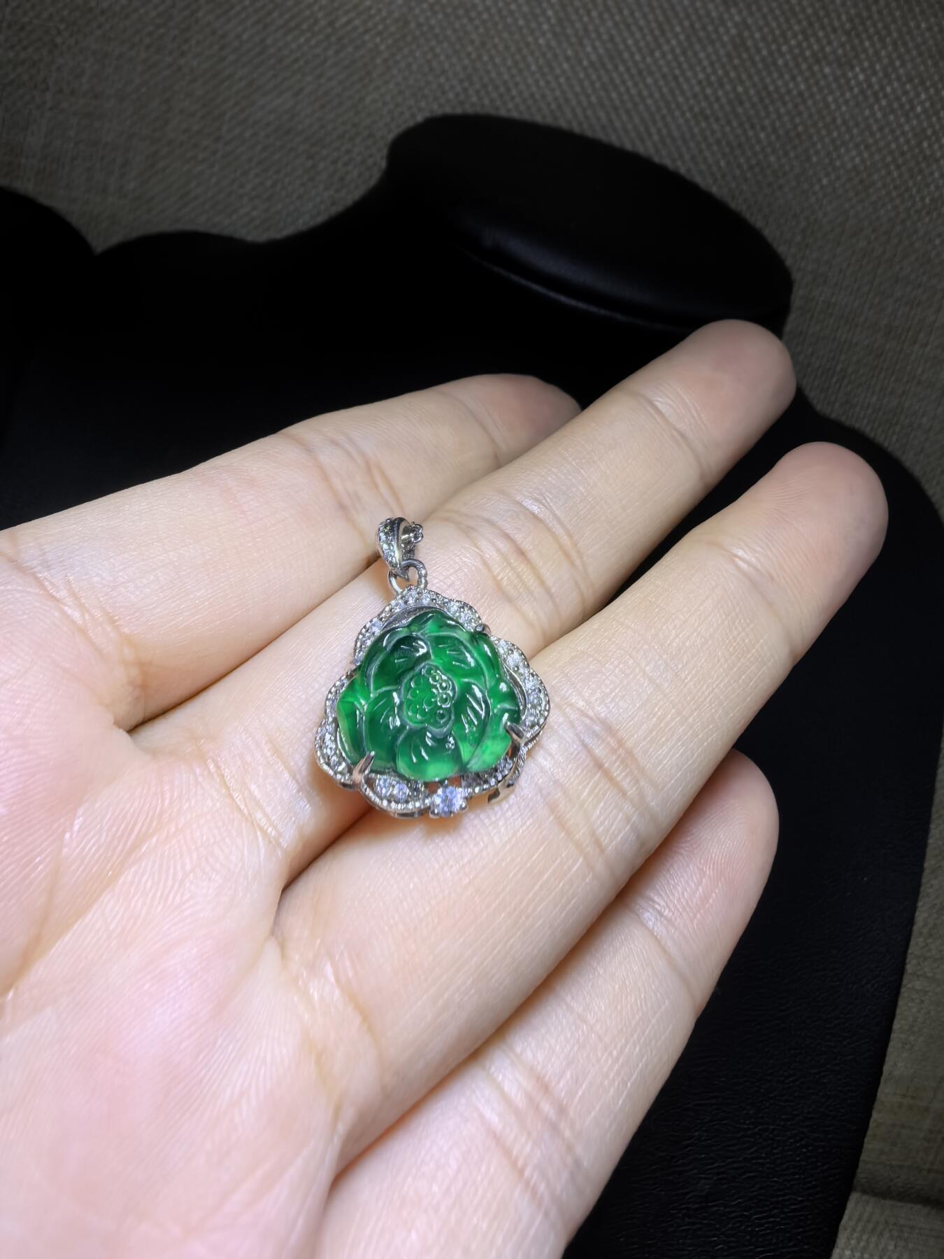纯天然A货翡翠老辣绿花开富贵吊坠挂件项链女款，裸石冰透水润，精致小巧女人味十足，银镶。尺寸含镶嵌：1.6cm*1.7cm*0.5cm