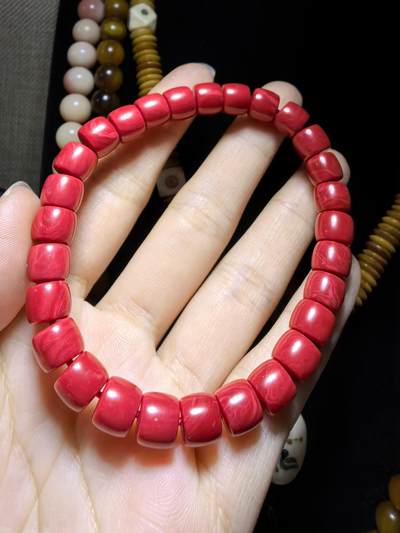 深海瑰宝中国红男女款佛珠手直切。尺寸：0.8cm*0.7cm