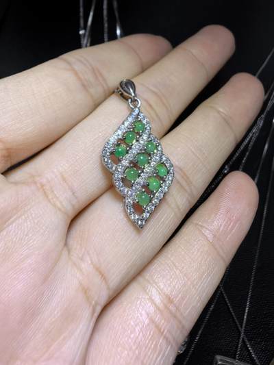 纯天然A货翡翠群镶挂件吊坠项链女款，尺寸：2.7cm*1.3cm实物实拍。