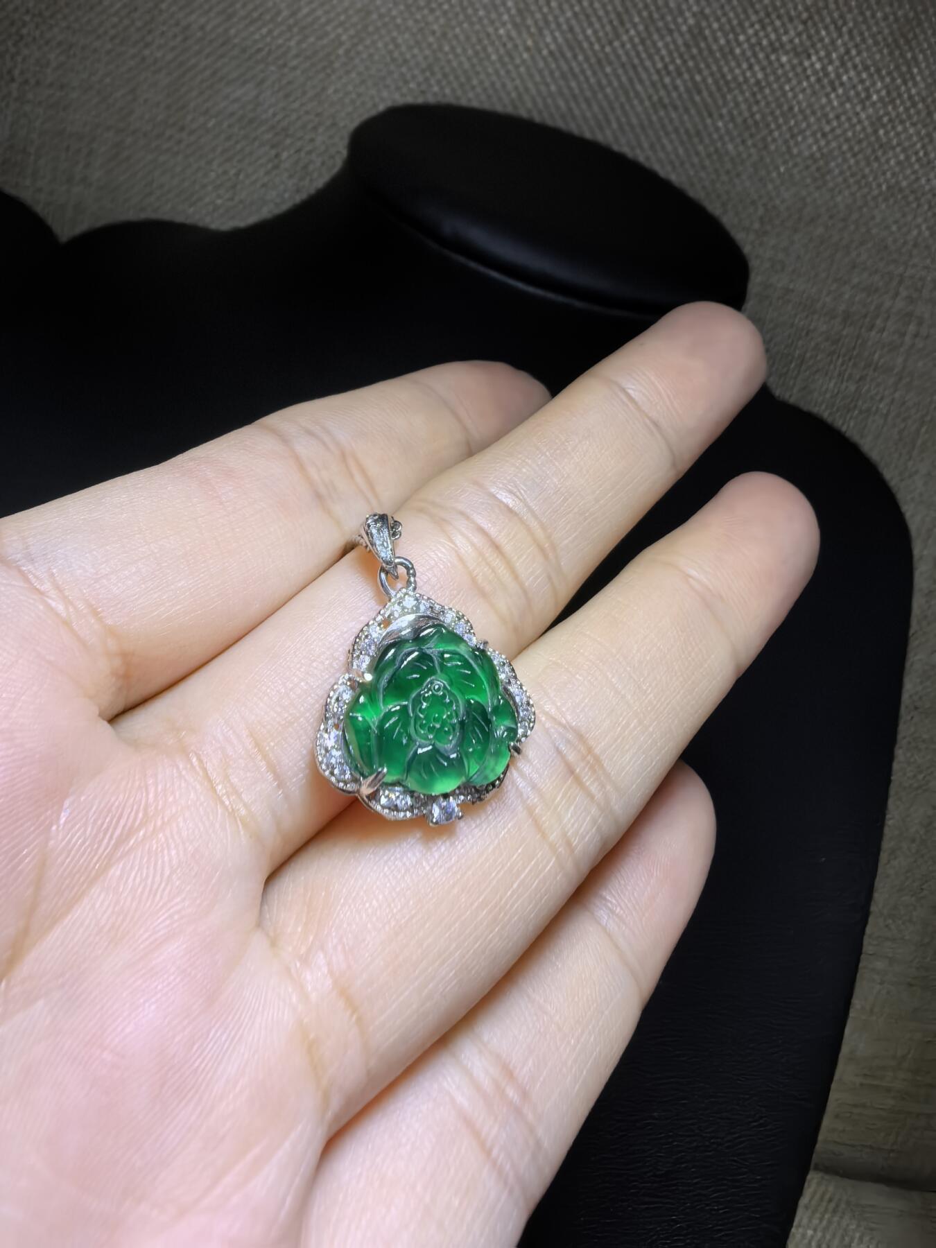 纯天然A货翡翠老辣绿花开富贵吊坠挂件项链女款，裸石冰透水润，精致小巧女人味十足，银镶。尺寸含镶嵌：1.6cm*1.7cm*0.5cm