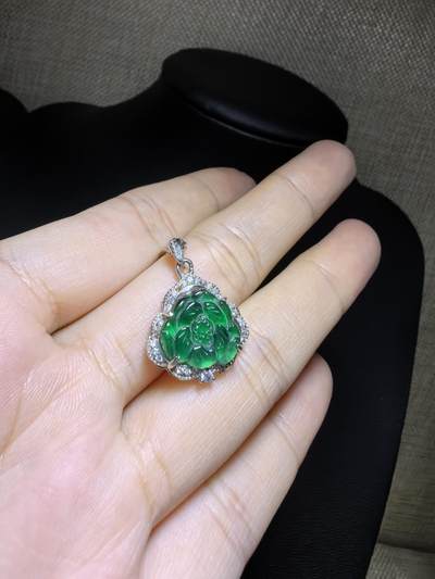 纯天然A货翡翠老辣绿花开富贵吊坠挂件项链女款，裸石冰透水润，精致小巧女人味十足，银镶。尺寸含镶嵌：1.6cm*1.7cm*0.5cm