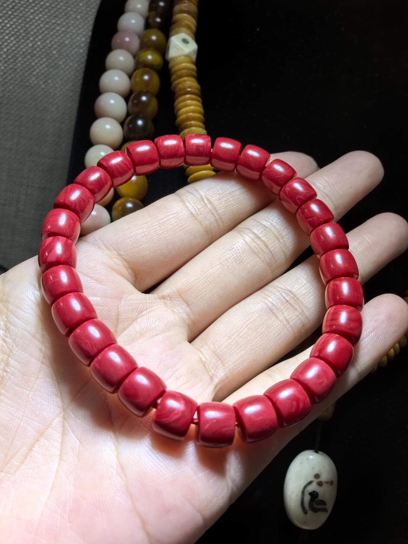 深海瑰宝中国红男女款佛珠手直切。尺寸：0.8cm*0.7cm