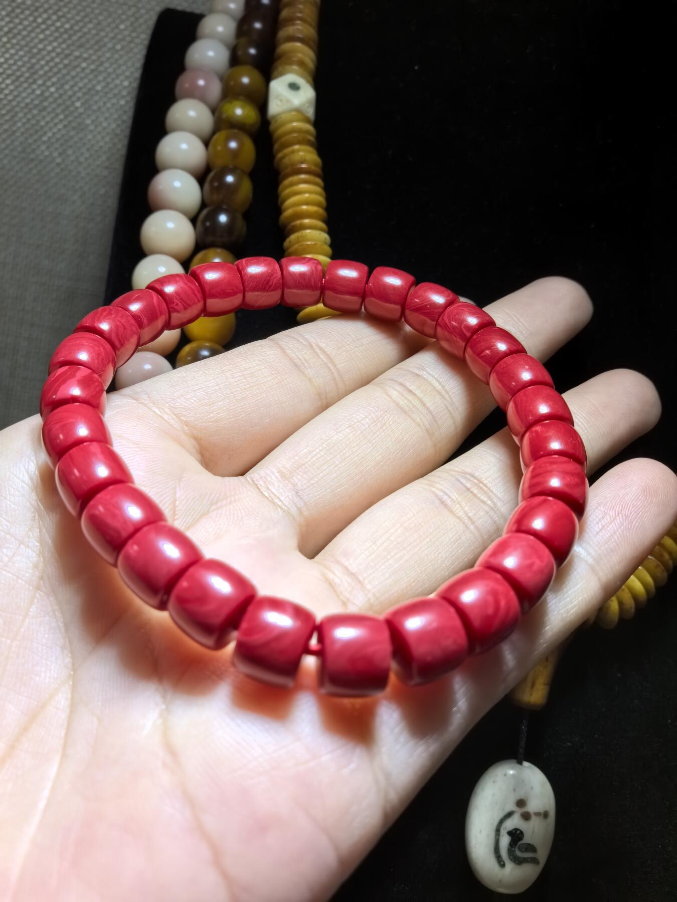 深海瑰宝中国红男女款佛珠手直切。尺寸：0.8cm*0.7cm
