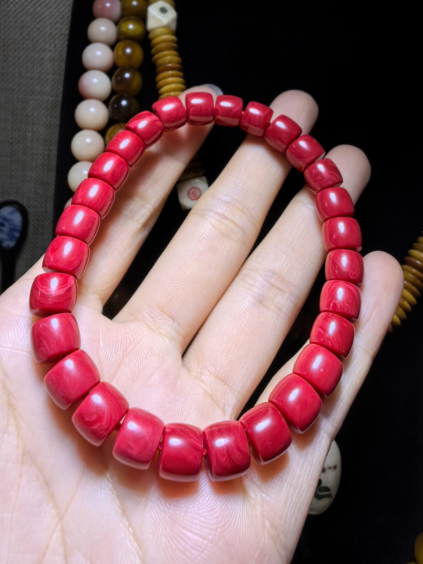 深海瑰宝中国红男女款佛珠手直切。尺寸：0.8cm*0.7cm
