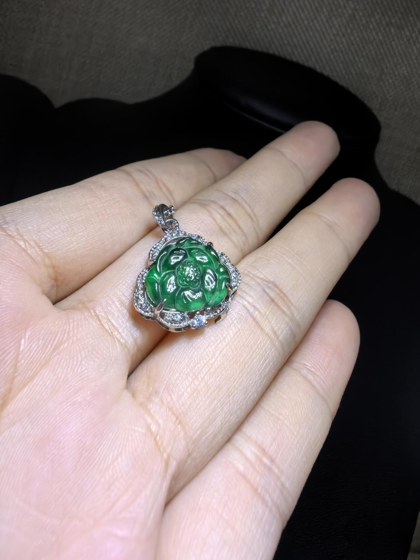 纯天然A货翡翠老辣绿花开富贵吊坠挂件项链女款，裸石冰透水润，精致小巧女人味十足，银镶。尺寸含镶嵌：1.6cm*1.7cm*0.5cm