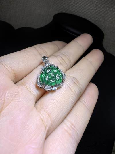 纯天然A货翡翠老辣绿花开富贵吊坠挂件项链女款，裸石冰透水润，精致小巧女人味十足，银镶。尺寸含镶嵌：1.6cm*1.7cm*0.5cm